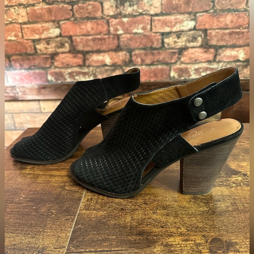 Arturo Chiang Janel High Heel size 8 M Perforated Leather Peep-toe Sandals